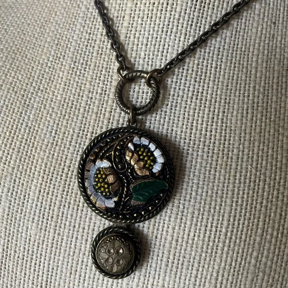 Grandmas Button Necklace - Picture 3 of 4